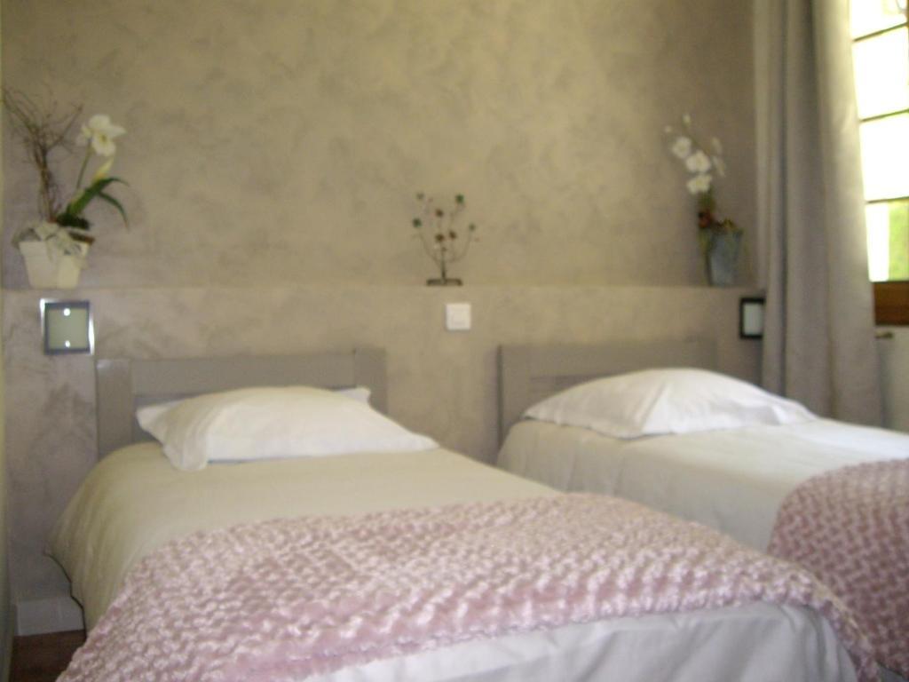 Chambres D'Hotes Les Pierres Taillees Thénésol Стая снимка